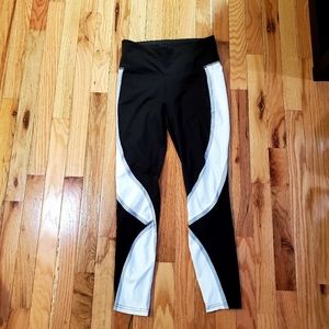 LIKE NEW Patterned Leggings with Pockets